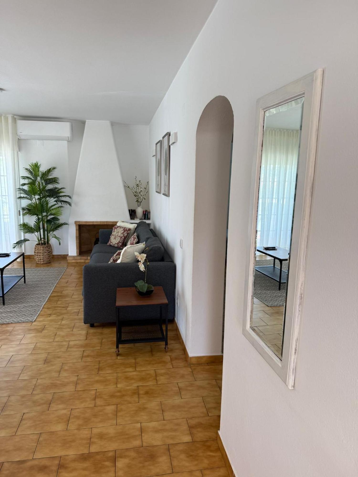 Cozy Oura Apartament